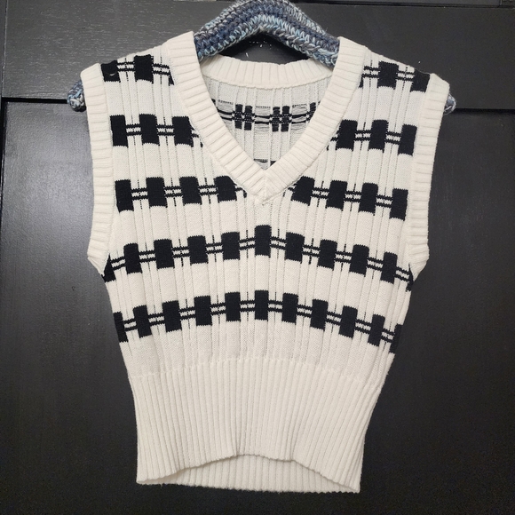 Commense Geometric Knit Sweater Vest | Black & White | Size M - Picture 4 of 8